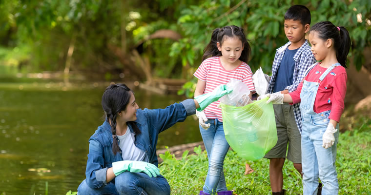 Children helping pick up trash.